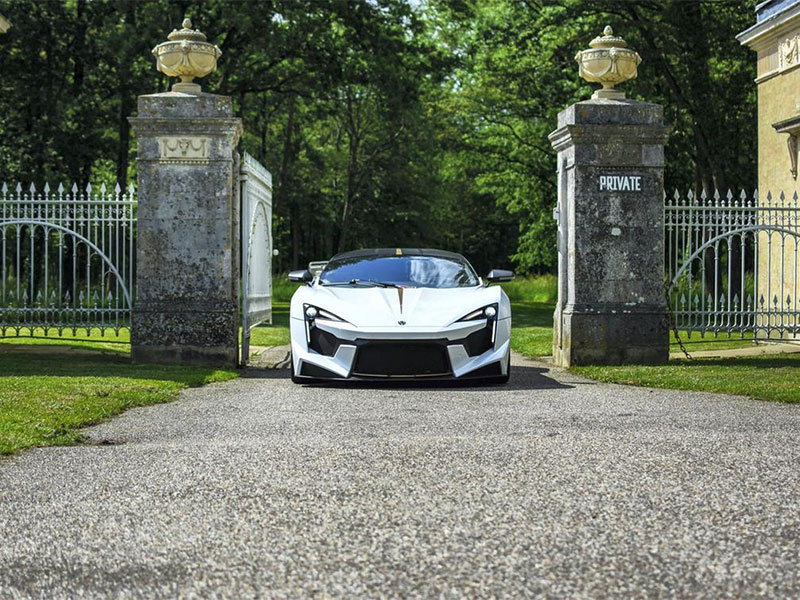 فينير سوبر سبورت  الإماراتية الصنع بجولة في الريف الانجليزي